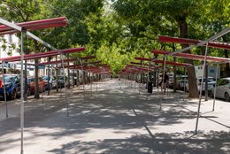 14th-arrondissement;-Boulevard-Edgar-Quinet;-Central-strip;-Empty-market;-Folded-awnings;-Kaleidos;-Kaleidos-images;-La-parole-à-limage;-Metal-frames;-Non-market-day;-Paris;-Parked-cars;-Perspective;-Stories-Pictures;-Tarek-Charara;-Trees;-Urban-space